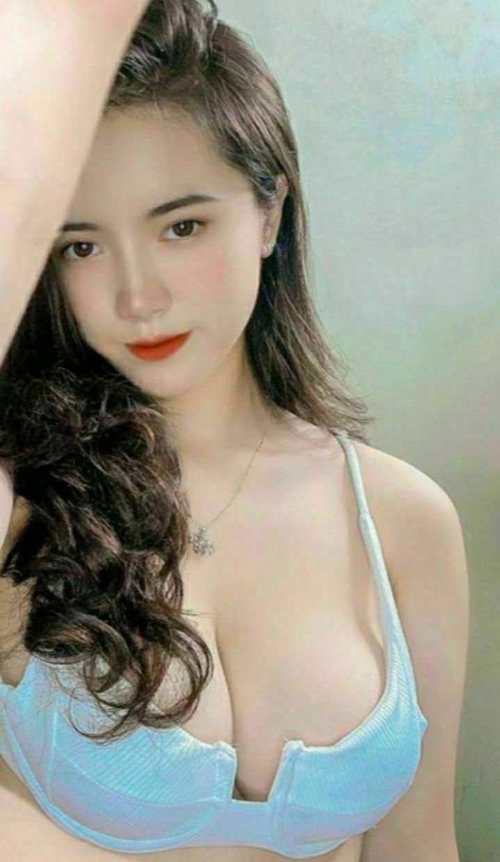 在日本的吹箫中，她的头上下摆动。